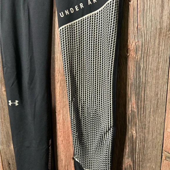 EUC Womens Small Under Armour Leggings Black and White - Picture 2 of 7
